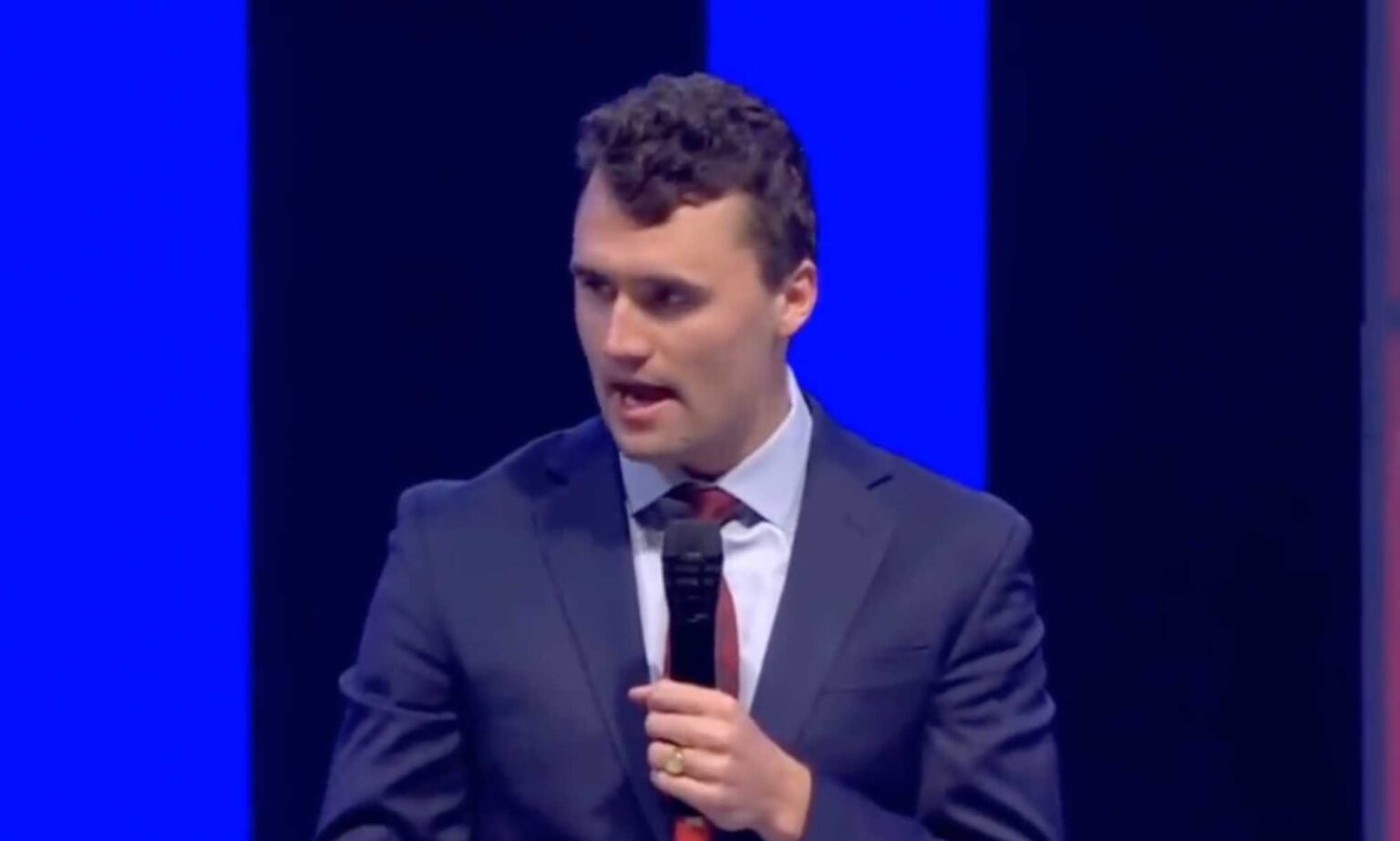 L’animateur de droite Charlie Kirk condamné pour « doigt d’honneur à Dieu » diatribe anti-trans : « Tant de haine » Charlie Kirk