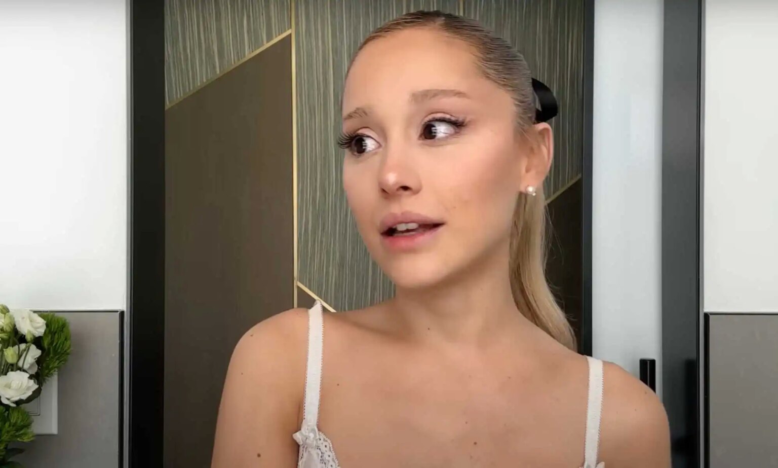 Ariana Grande pleure en parlant de « se cacher » derrière du botox et du produit de comblement Ariana Grande Vogue Beauty Secrets