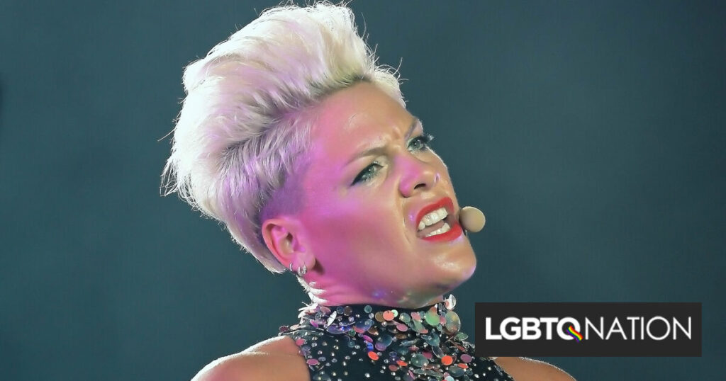 Pink applaudit au troll qui l’a comparée à la comédienne trans Suzy Izzard Pink applaudit au troll qui l'a comparée à la comédienne trans Suzy Izzard