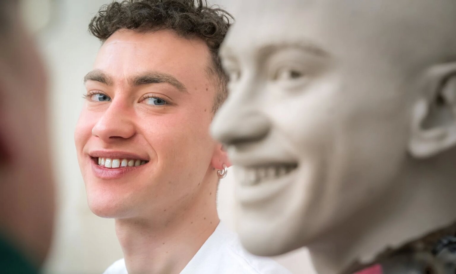 La star de Years & Years, Olly Alexander, reçoit une figurine de cire de Madame Tussauds : « sous le choc et l’incrédulité » Olly Alexander with the head of his Madame Tussauds wax figure.