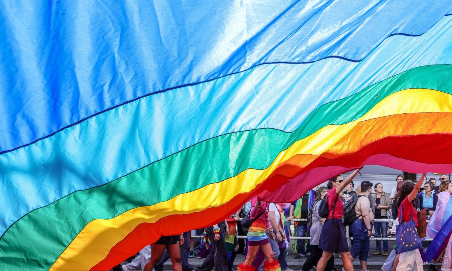 Le bar LGBTQ+ « préféré » de Cork supprime les drapeaux de la fierté et annule les spectacles de drag An LGBTQ+ flag draped over protestors.