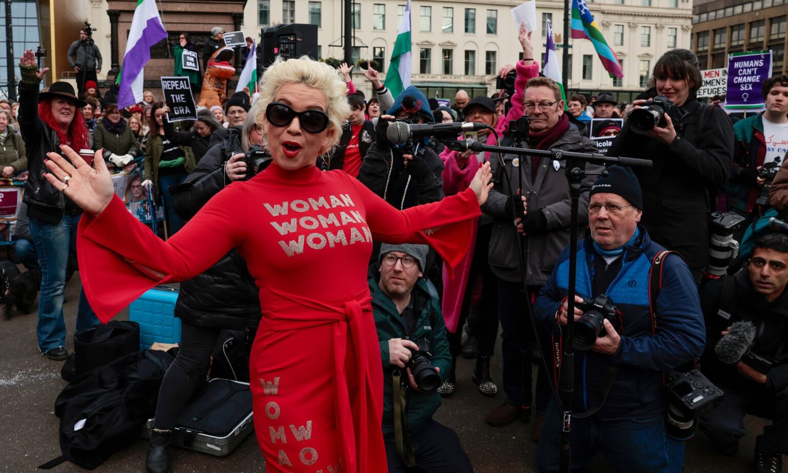 Des centaines de personnes manifestent contre l’événement Posie Parker à Dublin : « Les personnes trans ne vont nulle part » Posie Parker posing for a picture.