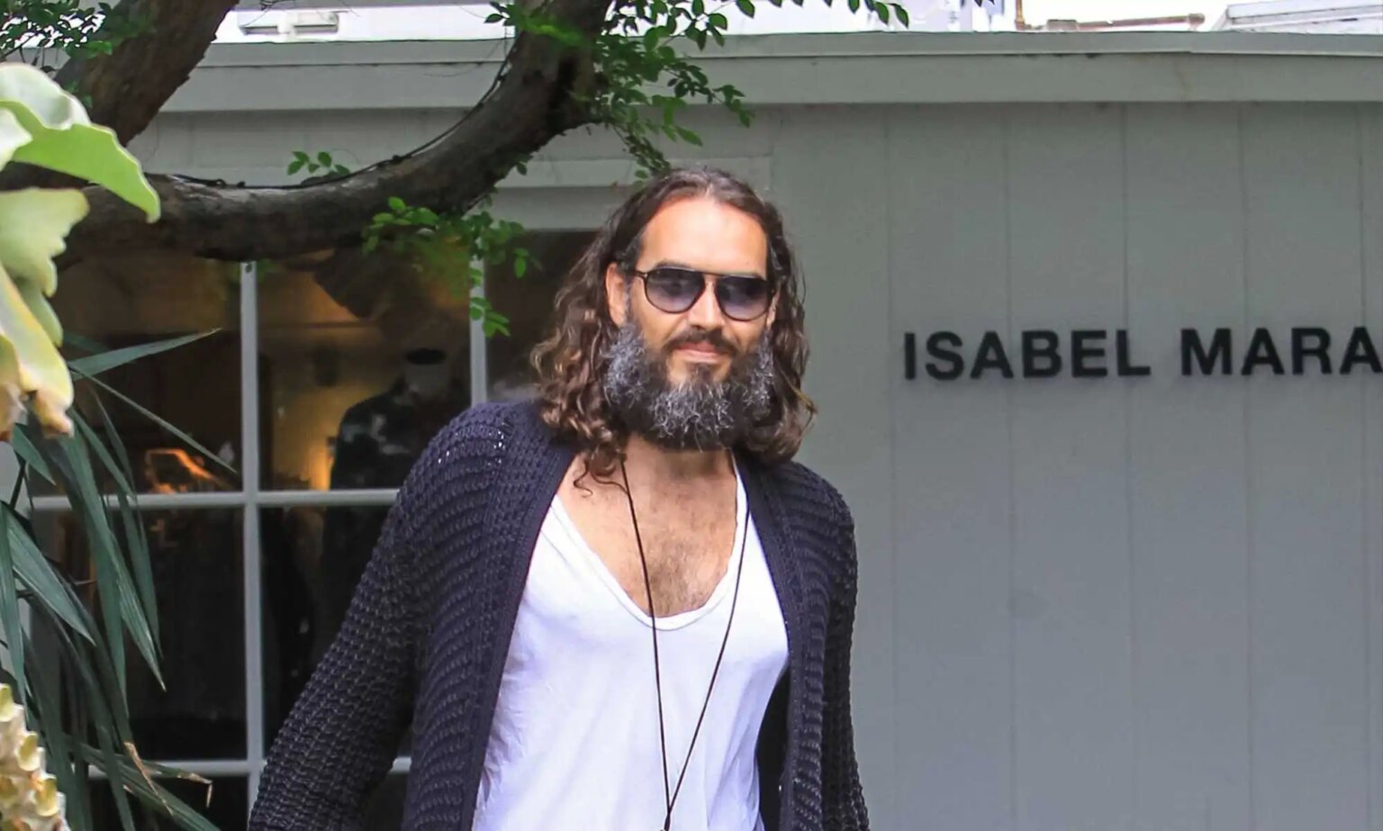 Une ancienne AP lesbienne accuse le « narcissique » Russell Brand de comportement « écoeurant » au milieu d’allégations de viol et d’agression sexuelle Russell Brand