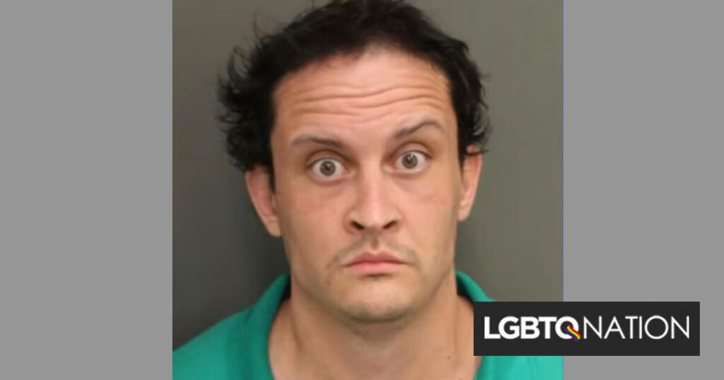 Un homme de Floride arrêté en lien avec le vandalisme haineux nazi dans des centres LGBTQ+ Un homme de Floride arrêté en lien avec le vandalisme haineux nazi dans des centres LGBTQ+