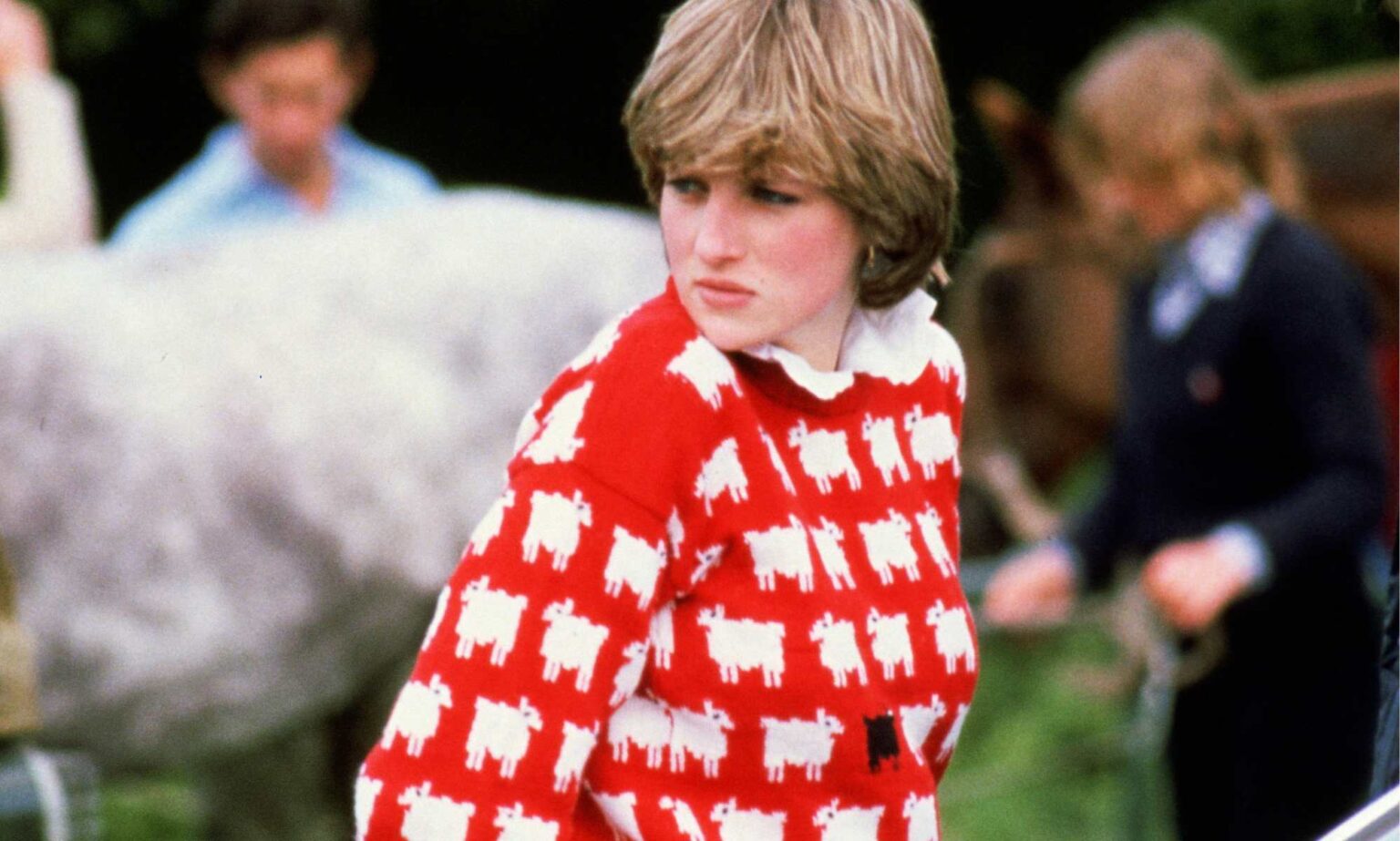 Le pull emblématique de la princesse Diana se vend pour un montant faramineux aux enchères Diana, Princess of Wales wearing 'Black sheep' wool jumper by Warm and Wonderful (Muir & Osborne) to Windsor Polo, June 1981.