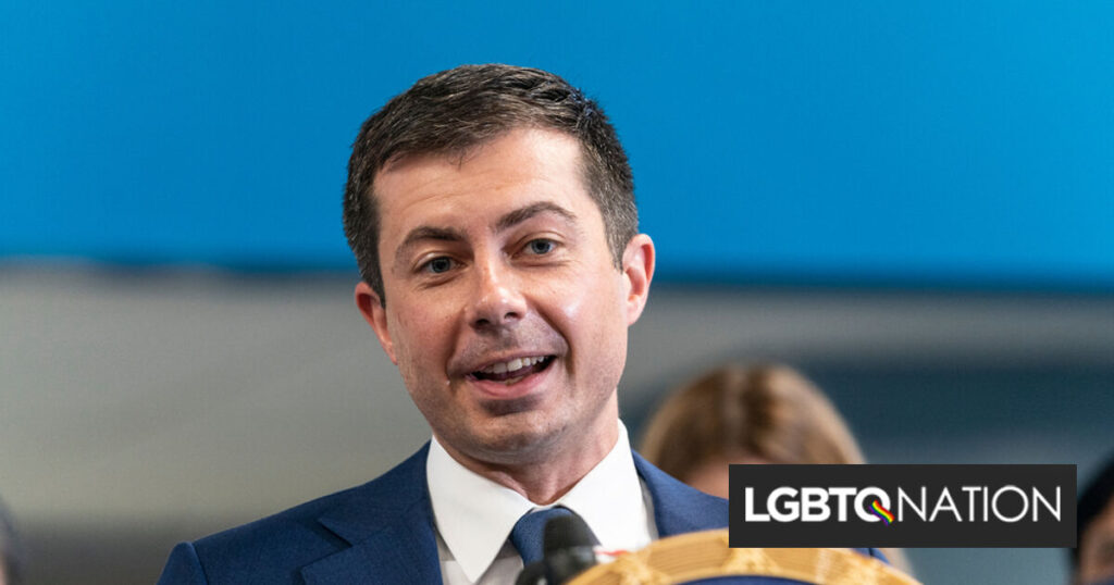 Un membre du Congrès républicain tente d’attaquer Pete Buttigieg avec un mensonge sur les « vols privés » et le regrette immédiatement Un membre du Congrès républicain tente d'attaquer Pete Buttigieg avec un mensonge sur les « vols privés » et le regrette immédiatement