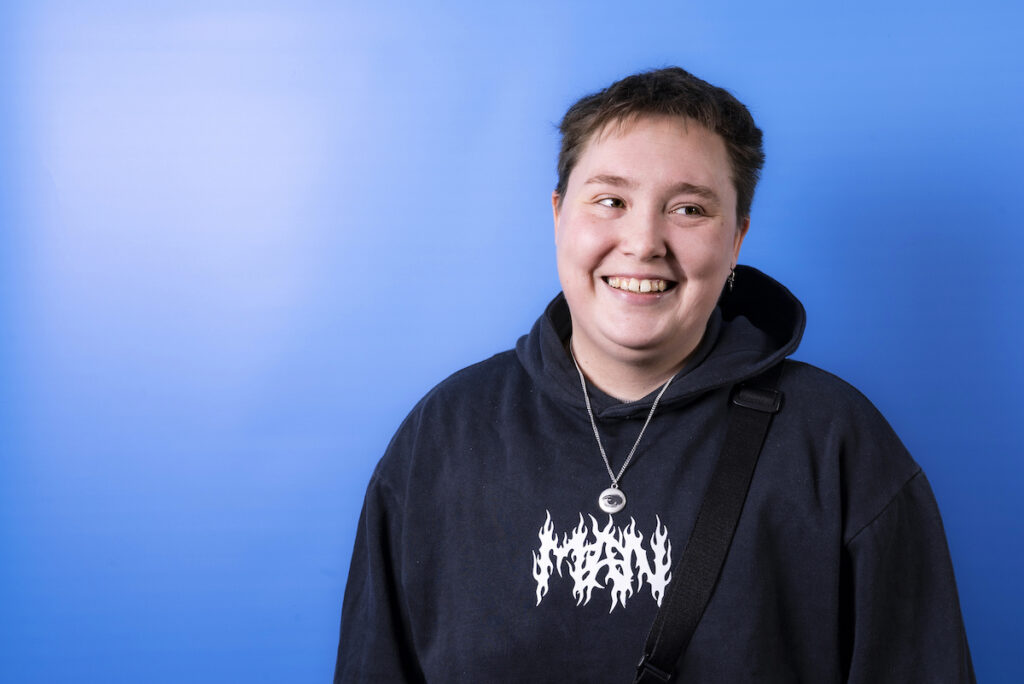 Rencontres en ligne après un cancer et une maladie grave : « Je n’ai pas mis de photos de moi sans cheveux » Hex Coles pictured after undergoing treatment for aplastic anaemia. LGBTQ+ survivors share their experiences of dating after cancer or serious illness.