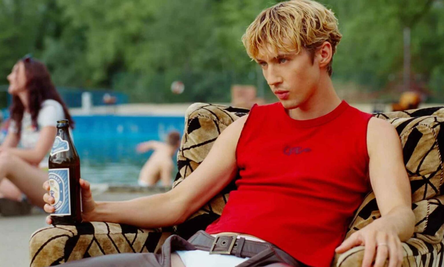 Troye Sivan révèle le « drapeau rouge » de l’application de rencontres qui lui fait glisser vers la gauche Troye Sivan in the "Rush" music video. (YouTube)