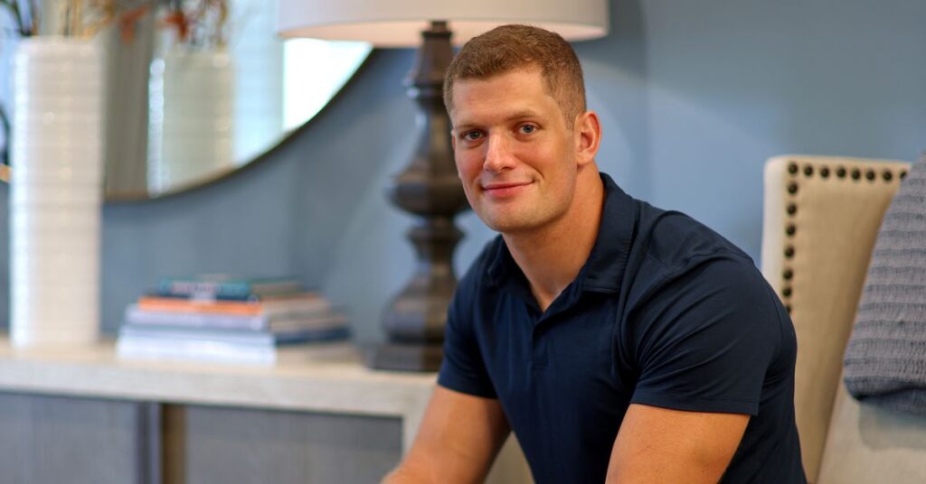 Carl Nassib est le 4ème athlète gay à prouver qu’on peut sortir du lot et réussir dans le sport professionnel masculin américain. Carl Nassib est le 4ème athlète gay à prouver qu'on peut sortir du lot et réussir dans le sport professionnel masculin américain.