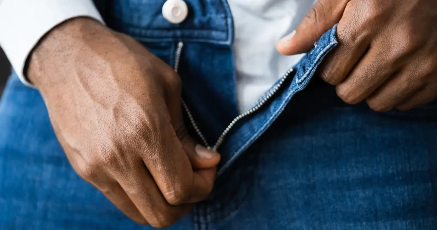 J’ai ressenti la bromance en tant que mec trans lors d’une « soirée érotique » A man unzips his jeans