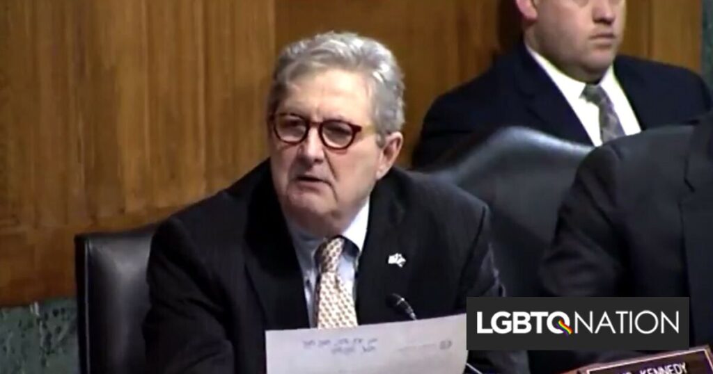 Le sénateur John Kennedy lit des passages sexuellement explicites pour justifier l’interdiction de livres anti-LGBTQ+ Le sénateur John Kennedy lit des passages sexuellement explicites pour justifier l'interdiction de livres anti-LGBTQ+