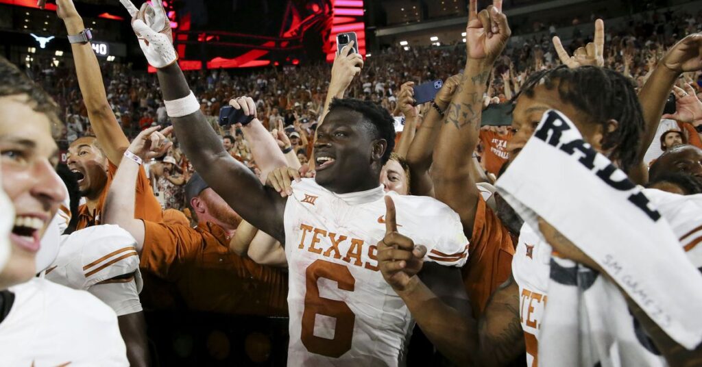 Les fans de l’Alabama inondent les joueurs du Texas d’insultes racistes et anti-gay Les fans de l’Alabama inondent les joueurs du Texas d’insultes racistes et anti-gay