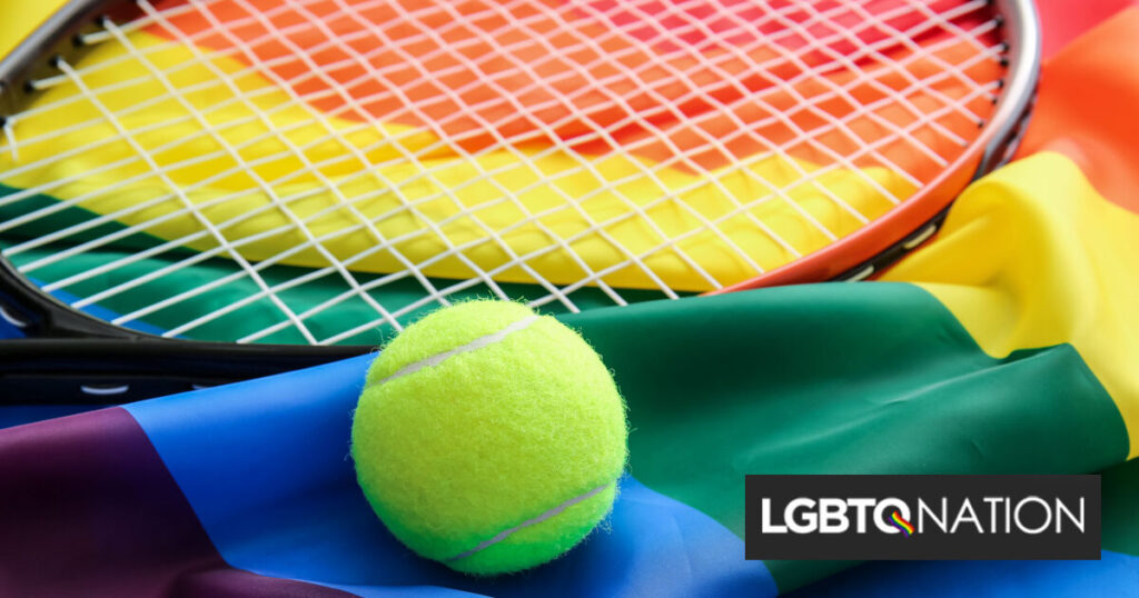 Parents et élèves défendent un entraîneur de tennis trans visé par Moms for Liberty pour son licenciement Parents et élèves défendent un entraîneur de tennis trans visé par Moms for Liberty pour son licenciement