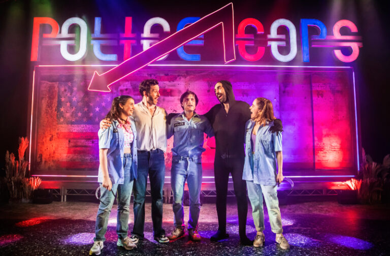 Police Cops: The Musical est un spectacle divertissant, mais il y a place à l'amélioration – critique