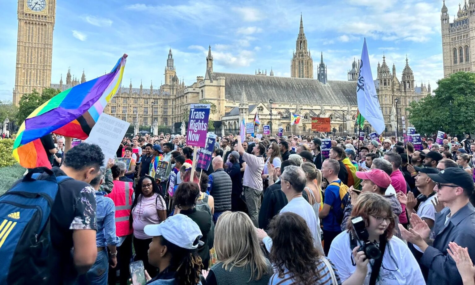 Des militants condamnent la rhétorique anti-LGBTQ+ du gouvernement lors de la manifestation « Stand Against Suella » Crowds gathering outside Parliament Square during the Stand Against Suella protest.