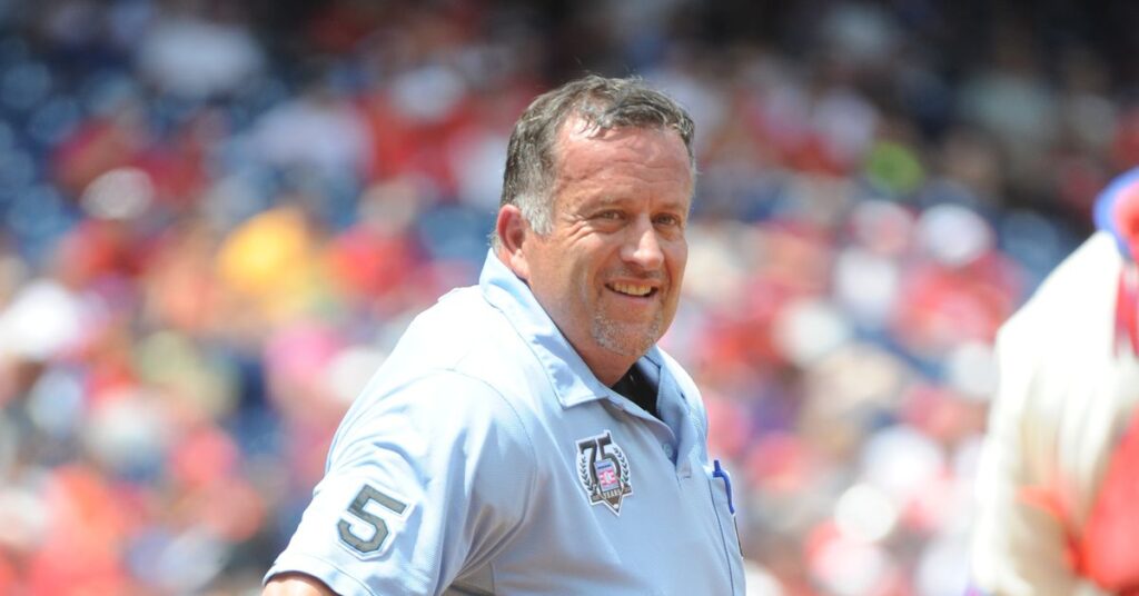 L’État d’origine de Dale Scott lui rend hommage en l’intronisant au Temple de la renommée des sports de l’Oregon. L'État d'origine de Dale Scott lui rend hommage en l'intronisant au Temple de la renommée des sports de l'Oregon.