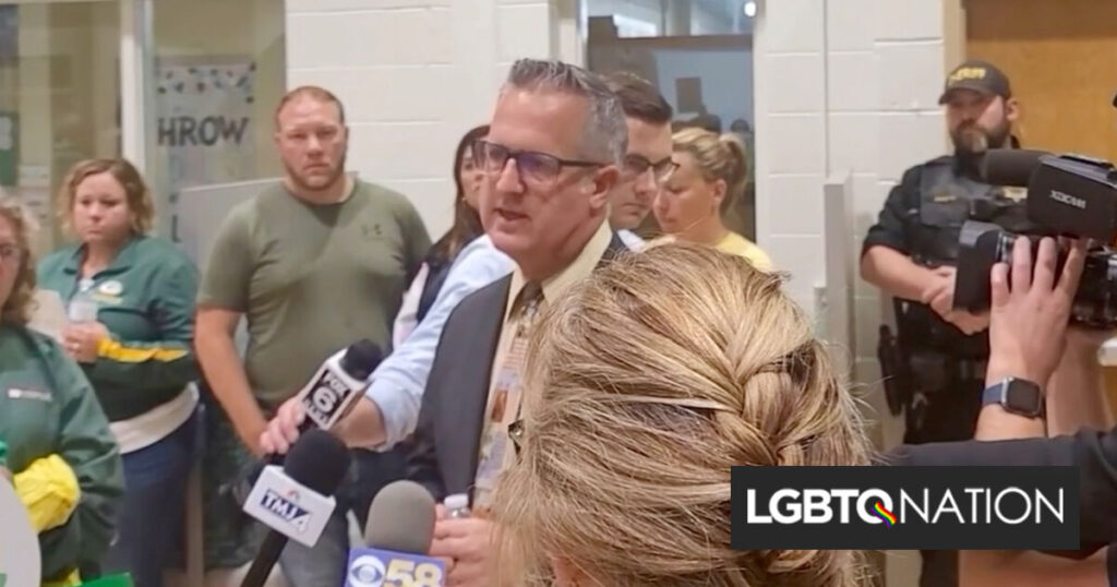 Un directeur gay poursuit pour discrimination après avoir été surveillé pour « endoctrinement » puis licencié Un directeur gay poursuit pour discrimination après avoir été surveillé pour « endoctrinement » puis licencié