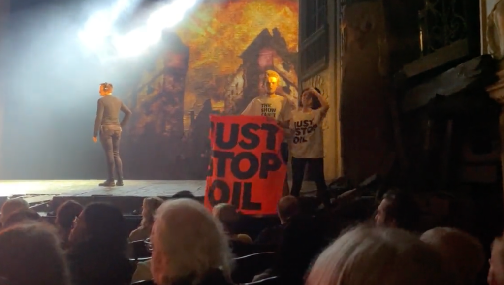 Des manifestants de Just Stop Oil envahissent la représentation des Misérables dans le West End Les Mis Just Stop Oil
