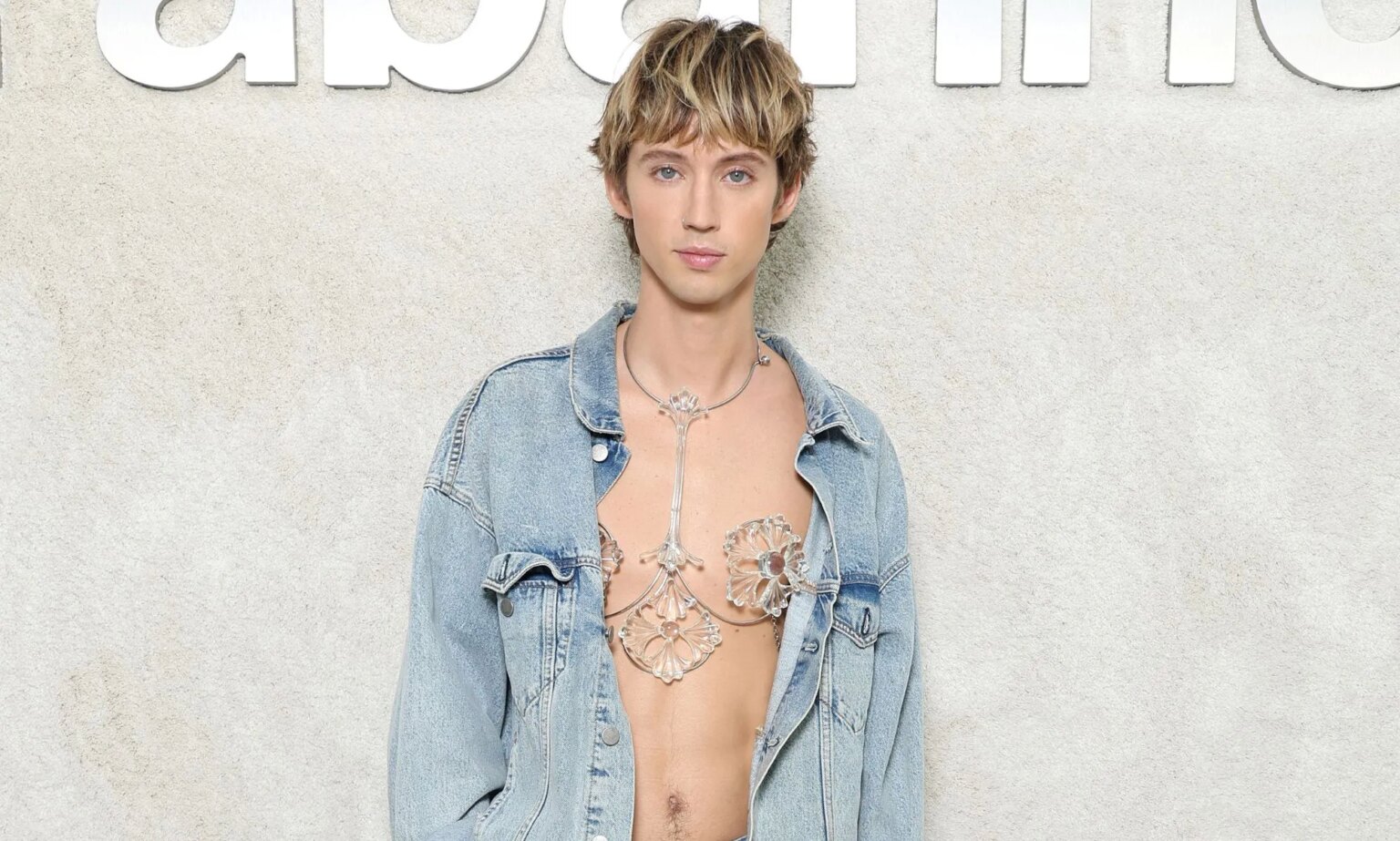 Troye Sivan a un message pour les critiques : « J’aime mon corps » Australian singer Troye Sivan wears sparkly body jewellery on his bare chest and a light denim jacket