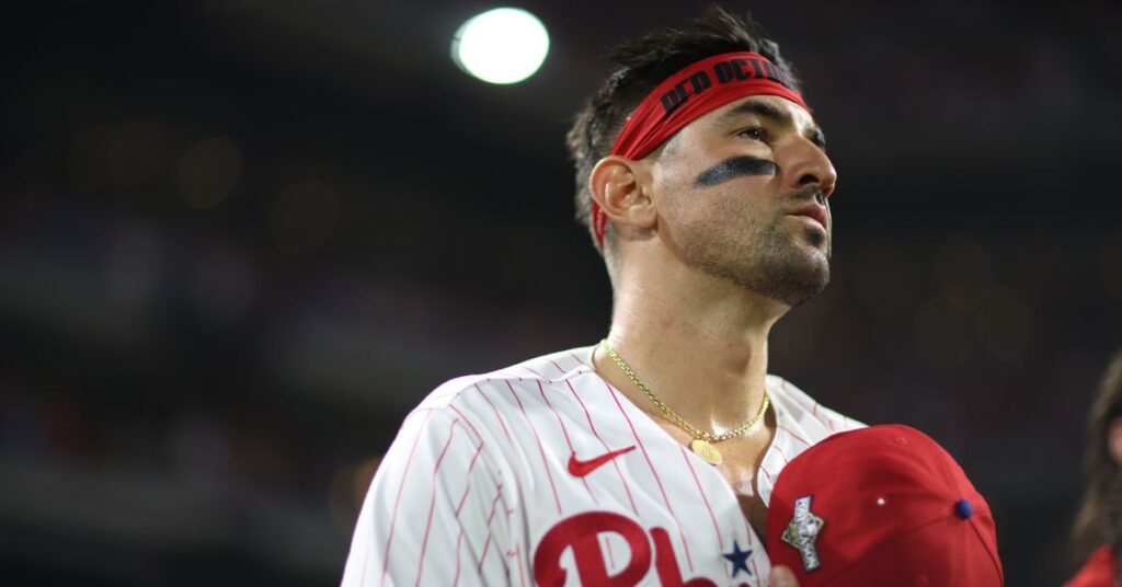 Nick Castellanos et les Phillies aiment montrer un peu de peau alors qu’ils se fléchissent pendant les séries éliminatoires de la MLB Nick Castellanos et les Phillies aiment montrer un peu de peau alors qu'ils se fléchissent pendant les séries éliminatoires de la MLB