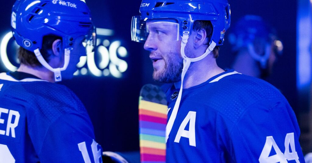 La LNH a interdit Pride Tape, créant ainsi sa propre politique « Ne dites pas gay » La LNH a interdit Pride Tape, créant ainsi sa propre politique « Ne dites pas gay »