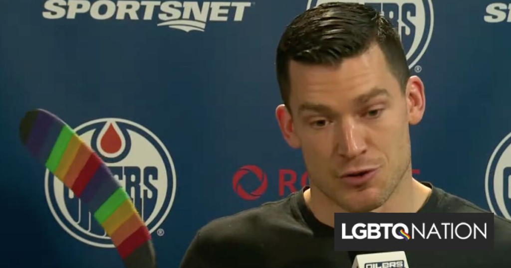 La LNH interdit aux joueurs d’utiliser du ruban adhésif arc-en-ciel sur leurs bâtons de hockey La LNH interdit aux joueurs d'utiliser du ruban adhésif arc-en-ciel sur leurs bâtons de hockey