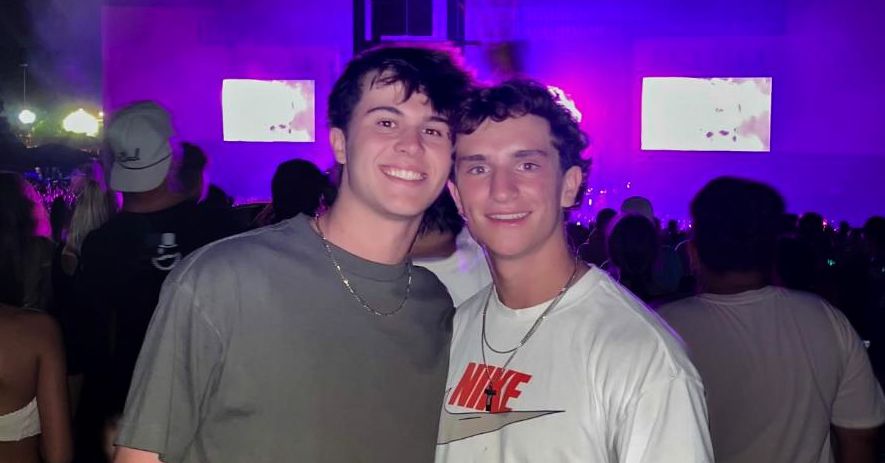 Deux rivaux universitaires du baseball sont devenus petits amis en dehors du terrain Deux rivaux universitaires du baseball sont devenus petits amis en dehors du terrain