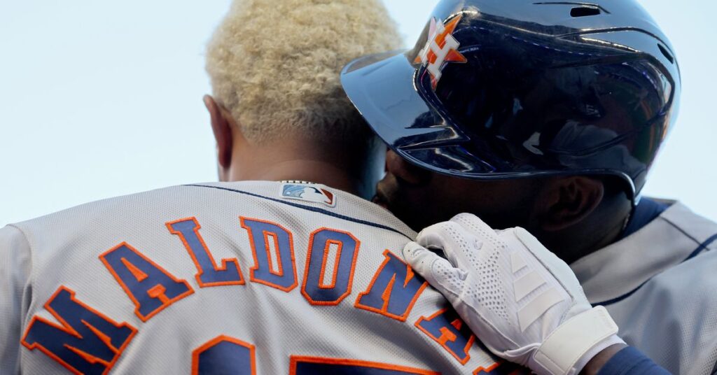 Les baisers d’Astros de Yordan Álvarez après un coup de circuit montrent à quel point l’affection entre les joueurs est devenue acceptée Les baisers d'Astros de Yordan Álvarez après un coup de circuit montrent à quel point l'affection entre les joueurs est devenue acceptée