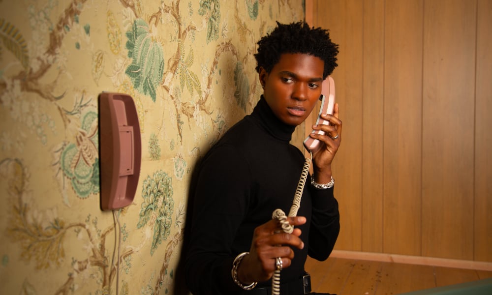 Première exclusive : Johnny Manuel libère une émotion brute dans le clip vidéo « What Am I » Première exclusive : Johnny Manuel libère une émotion brute dans le clip vidéo "What Am I"