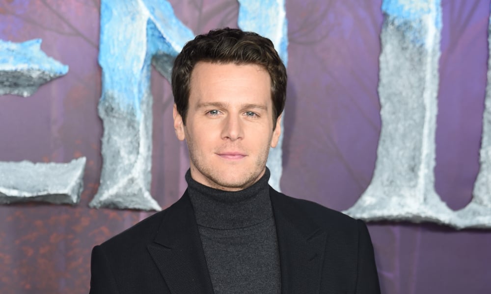 Jonathan Groff est sorti voir son frère après avoir visité une statue de nu Jonathan Groff est sorti voir son frère après avoir visité une statue de nu