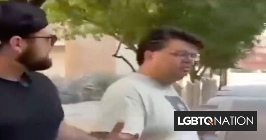 Des militants de droite de Turning Point USA blessent un professeur queer qu’ils accusaient de soigner des enfants Des militants de droite de Turning Point USA blessent un professeur queer qu’ils accusaient de soigner des enfants