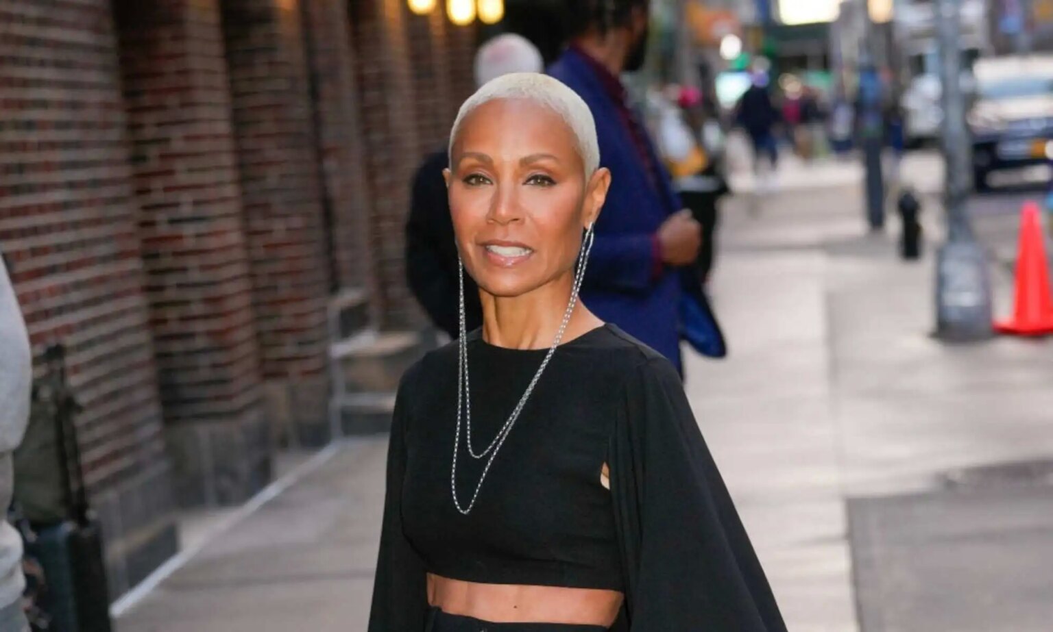Jada Pinkett Smith confirme qu’elle a eu des expériences sexuelles avec des femmes avant de décider : « J’aime les hommes » Jada Pinkett Smith