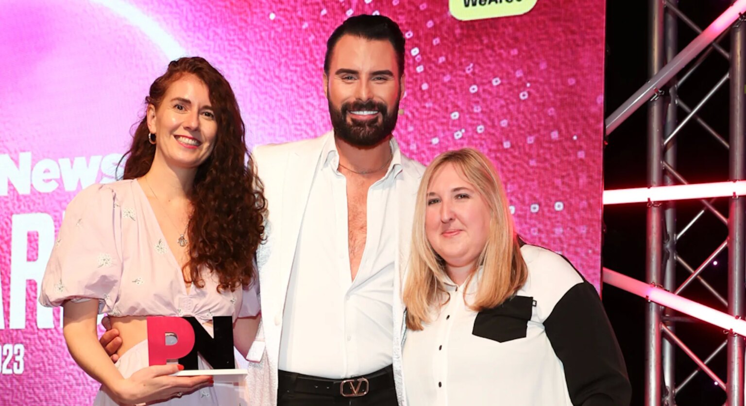 Tesco, Durex et Contiki parmi les marques motrices du changement récompensées aux PinkNews Awards 2023 Rylan presents Contiki with the Travel and Hospitality Award at the PinkNews Awards 2023. (PinkNews)