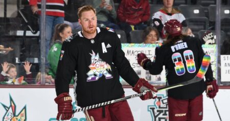 L'histoire de la bande prend une nouvelle tournure avant la soirée de la fierté des Coyotes de l'Arizona