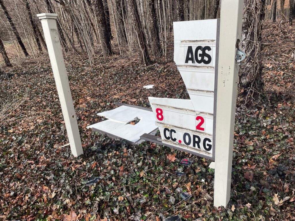 L’homme qui a incendié une église organisant des événements de drag risque une longue peine de prison Damaged sign