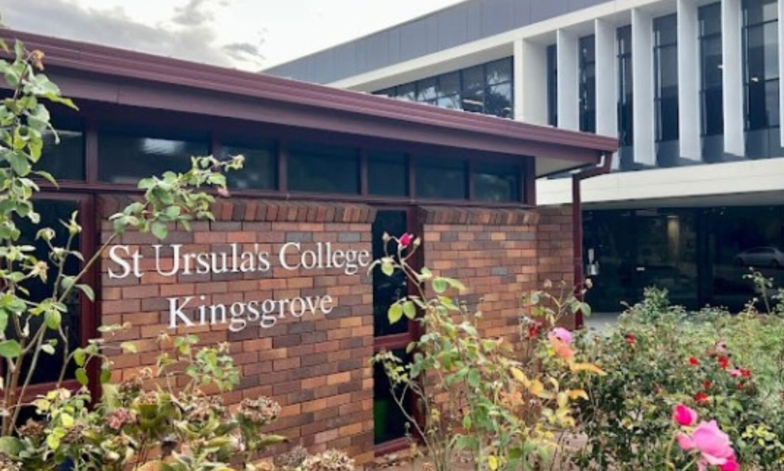 Une école pour filles de Sydney interdit aux couples de même sexe d’assister au bal de promo avec leur partenaire St Ursula