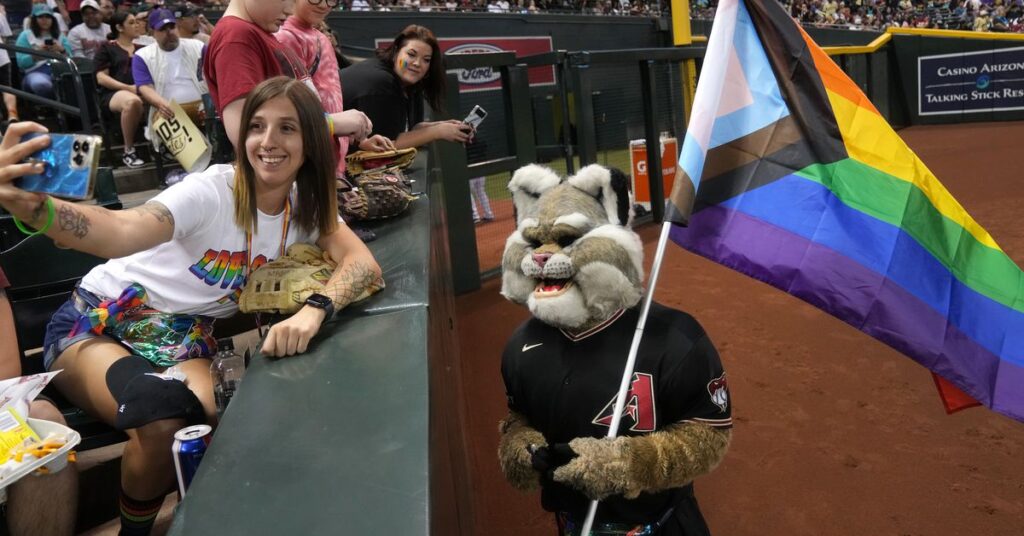 Les World Series 2023 sont un décalage LGBTQ alors que les Rangers résistent aux Pride Nights Les World Series 2023 sont un décalage LGBTQ alors que les Rangers résistent aux Pride Nights