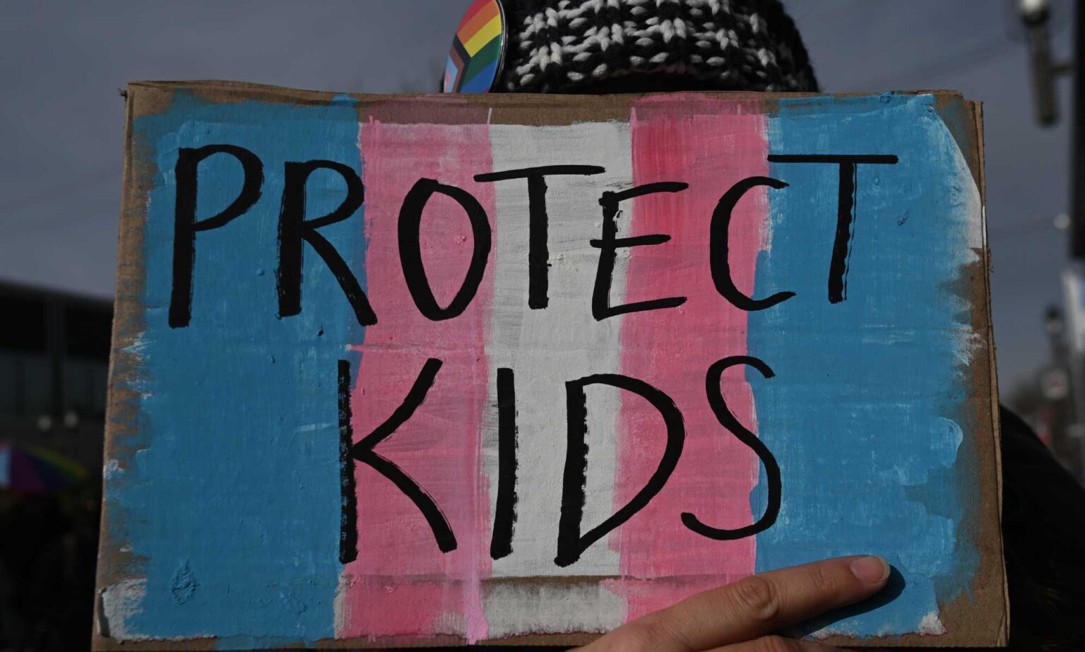 Les Canadiens protestent contre la politique obligeant les enfants trans à sortir du pays : « Cette législation est nuisible » Les Canadiens protestent contre la politique obligeant les enfants trans à sortir du pays : « Cette législation est nuisible »