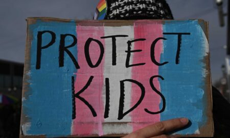 Les Canadiens protestent contre la politique obligeant les enfants trans à sortir du pays : « Cette législation est nuisible »