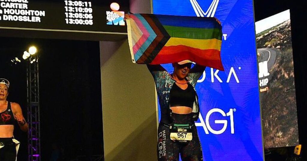 Un triathlète se démarque en hissant le drapeau de la fierté au championnat du monde Ironman Un triathlète se démarque en hissant le drapeau de la fierté au championnat du monde Ironman