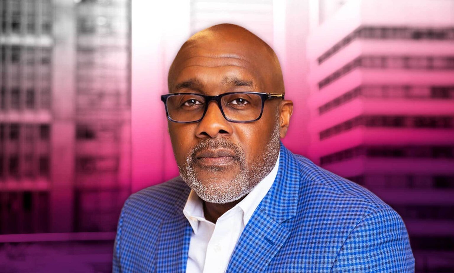 « Nous avons commencé avec une page blanche » : le responsable de la diversité d’Ally Financial sur l’inclusion de 11 000 employés This is an image of Reggie Willis, the chief diversity officer at Ally Financial. He's wearing a blue blazer and a white shirt