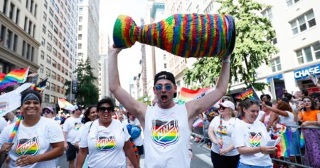 La LNH annule l'interdiction du Pride Tape, les joueurs peuvent désormais « dire gay » sur la glace, confirme la LNH