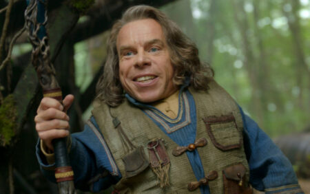 La star de Willow, Warwick Davis, critique Disney+ pour avoir supprimé la série inclusive LGBTQ+