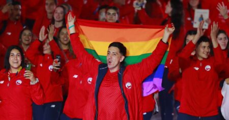 L'athlète gay Daniel Arcos lève le drapeau de la fierté aux Jeux panaméricains au Chili