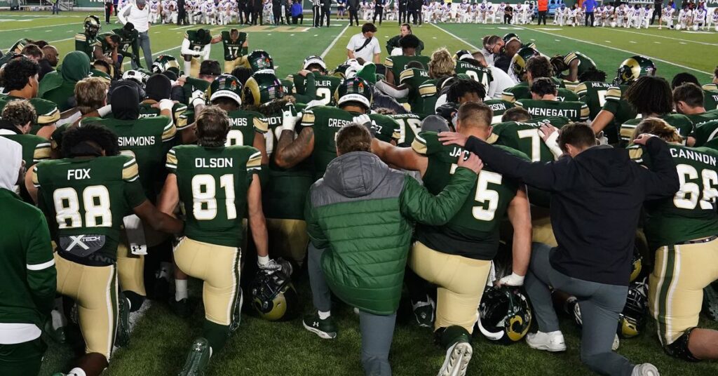 Le joueur de football universitaire gay Kennedy McDowell envoyé à l’hôpital après un blocage illégal Le joueur de football universitaire gay Kennedy McDowell envoyé à l'hôpital après un blocage illégal