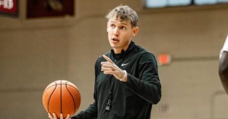 Matt Lynch, seul entraîneur de basket-ball universitaire pour hommes homosexuels, apprécie le défi au début de la saison