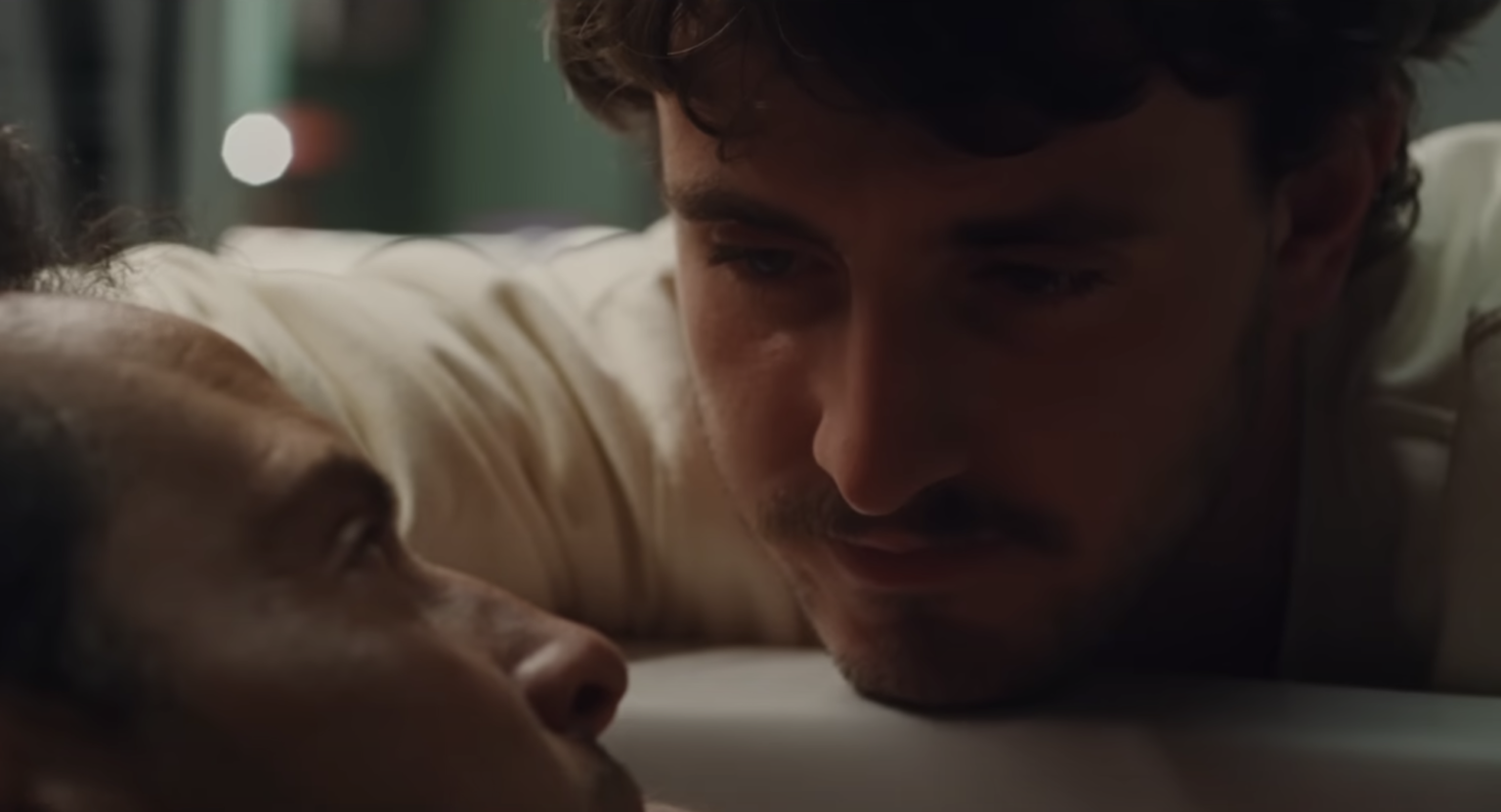 Comment le réalisateur de « All Of Us Strangers » savait que Paul Mescal et Andrew Scott étaient « vraiment amoureux l’un de l’autre » Paul Mescal and Andrew Scott in the trailer for Andrew Haigh