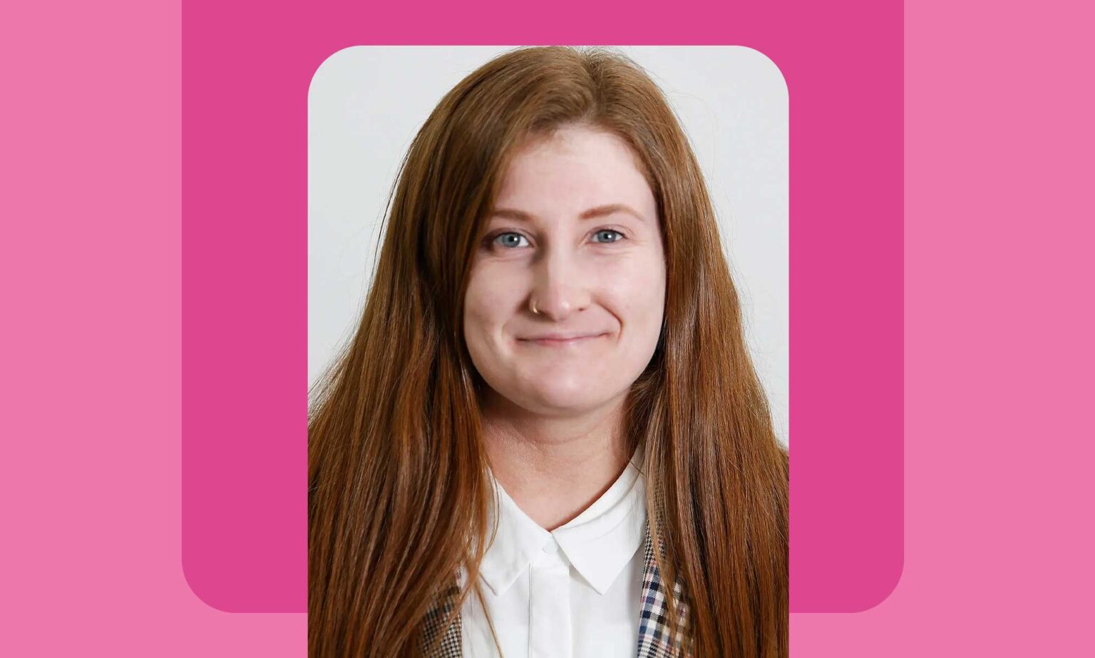 La journaliste de PinkNews, Sophie Perry, honorée sur la liste des 100 futurs leaders exceptionnels This is an image of a woman. She has long red hair and a fair complexion. She has her nose pierced.