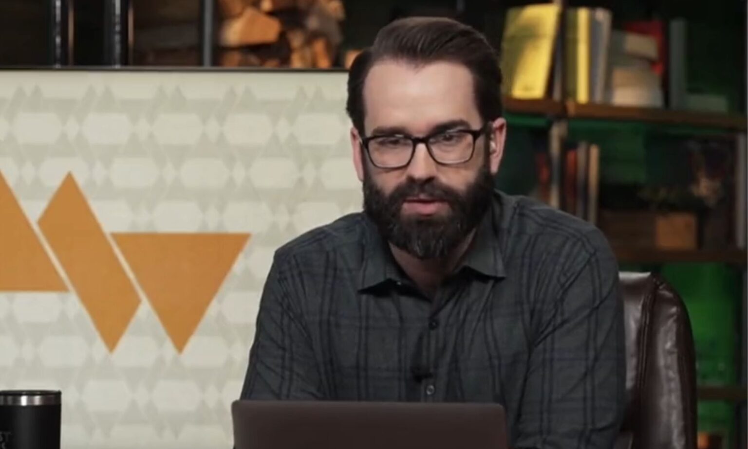 L’expert anti-trans Matt Walsh pense qu’il connaît la doctrine catholique mieux que le pape Matt Walsh on his Daily Wire programme.