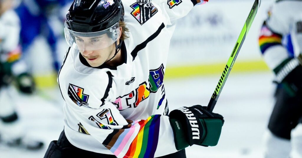 Les équipes de hockey des ligues mineures montrent que les maillots de la fierté sont bien vivants en 2023 à la lumière de l’interdiction de la LNH Les équipes de hockey des ligues mineures montrent que les maillots de la fierté sont bien vivants en 2023 à la lumière de l'interdiction de la LNH